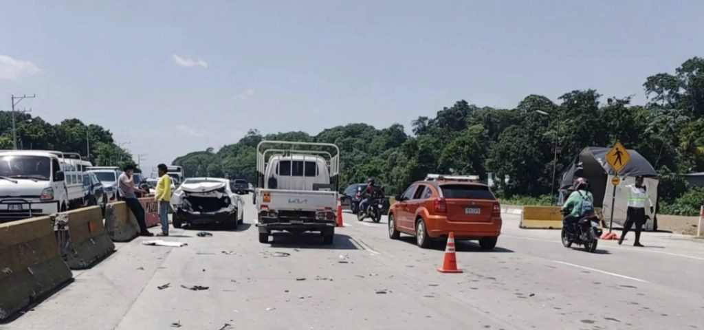 Automovilista provoca choque y escapa de la escena en la carretera a Los Chorros