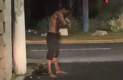 Viralizan a señor en situación de calle “farmeando aura” debajo de una paso a desnivel 