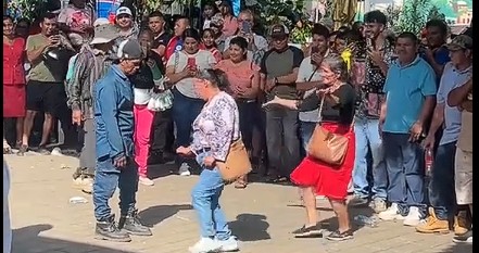 Abuelitos protagonizan divertida batalla de “farmear aura” en Ciudad Barrios