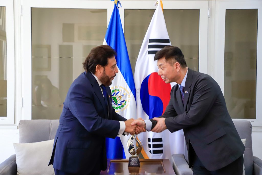 Vicepresidente Ulloa se reúne con el embajador de Corea del Sur