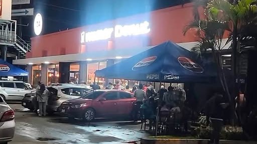 Viralizan fotos de salvadoreños que hicieron vigilia para ser los primeros en comprar donas al 2×1
