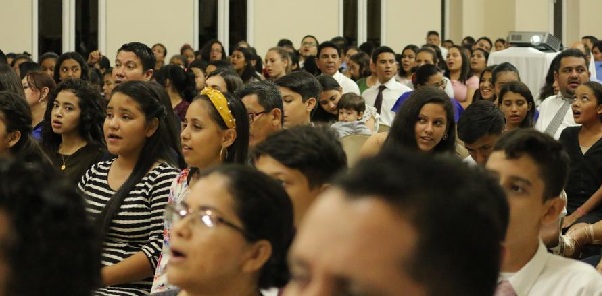 Residentes de la colonia Montes 5, Soyapango, denuncian a iglesia por los cultos a “todo volumen”