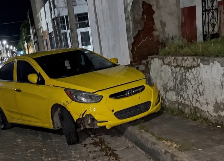Chocan carro amarillo y lo abandonan en la 10° avenida norte de La Unión