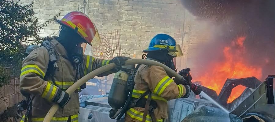 Bomberos sofocan incendio en bodega en Metapán