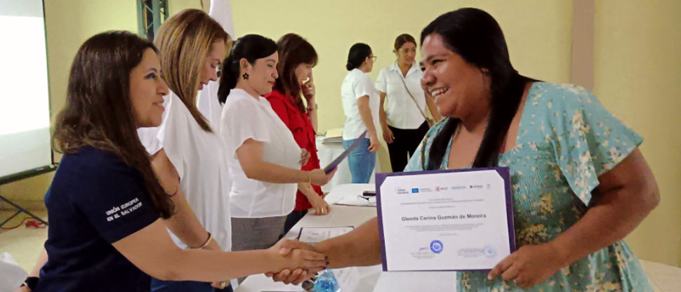 ISDEMU gradúa a 184 mujeres en diversos cursos en San Luis La Herradura