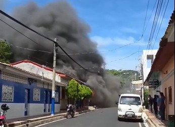 Incendio reduce a cenizas tienda en Intipucá, La Unión