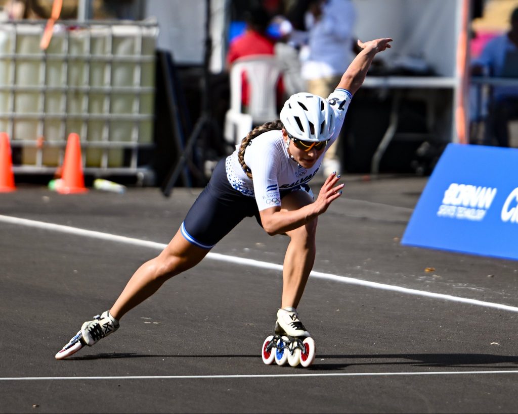 Patinadora salvadoreña gana la medalla de plata en competencia en Colombia