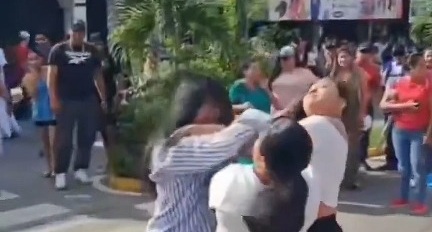 Madres de familia guatemaltecas se agarran de los pelos durante desfile de independencia