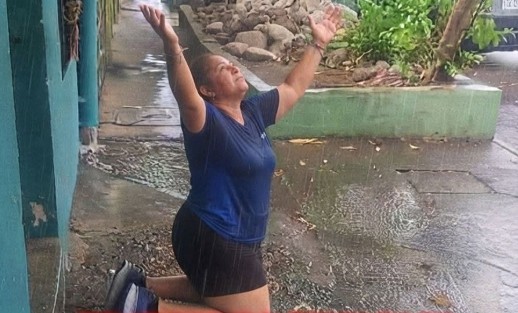Salvadoreña dobla rodillas en agradecimiento por la lluvia recibida en medio de la sequía