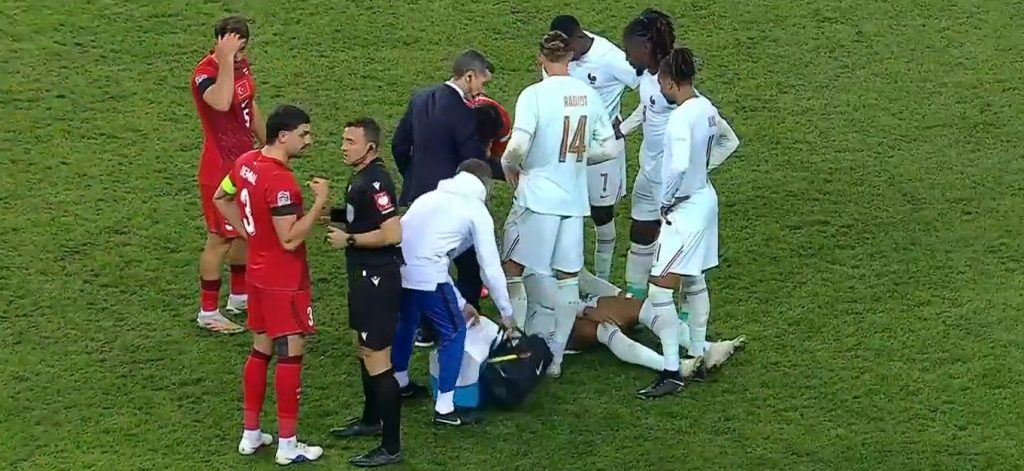 Este es el momento cuando Mbappé cae lesionado y pide el cambio