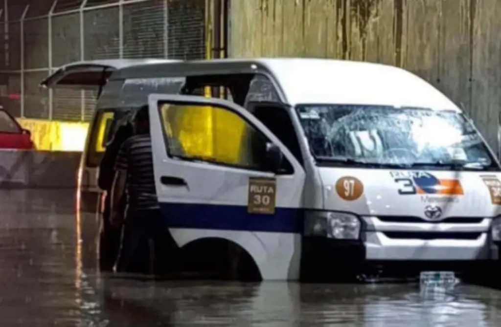 6 pajeros pierden la vida en microbús del transporte colectivo inundado en México