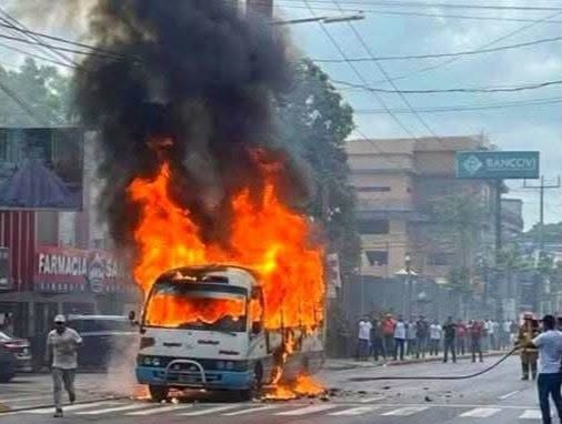 Incendio reduce a cenizas microbús en la avenida Roosevelt en San Miguel