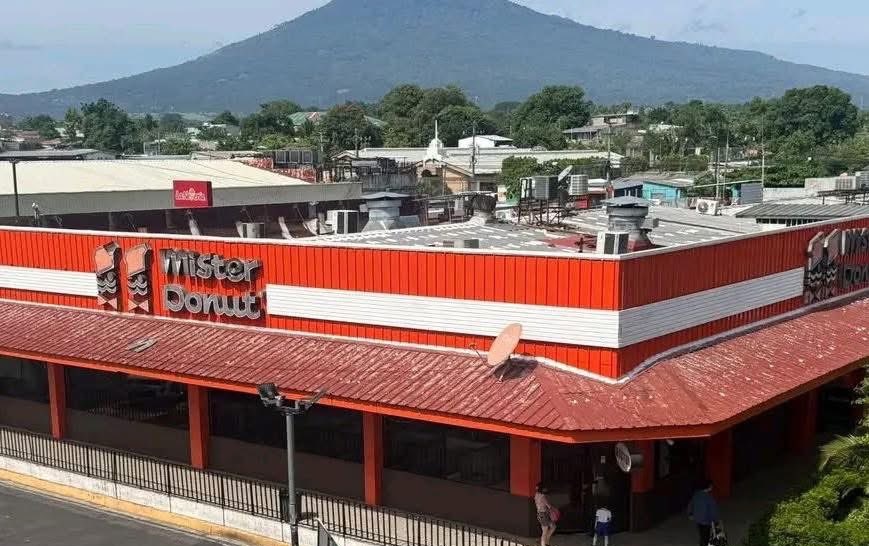 Después de 11 días restaurantes donde venden las donas al 2X1 lucen vacíos