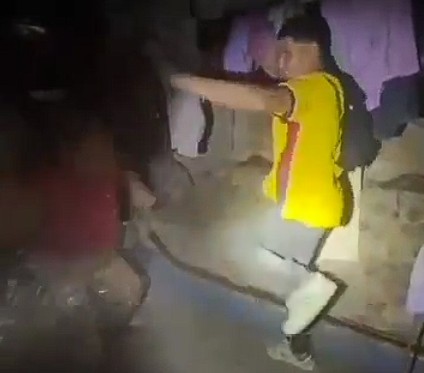 Ejemplar castigo: madre “corrige” a garrotazos a su hijo tras ser capturado robando 