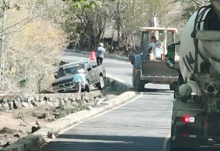 Pick up se sale de la carretera y termina encunetado en la cuesta El Guachipilín