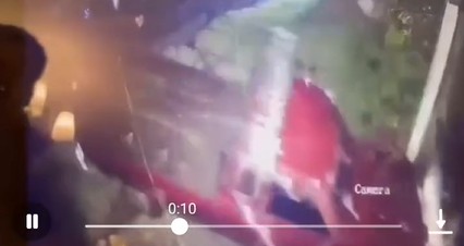 Este es el momento cuando pick up se estrella contra portón y escapa de la zona