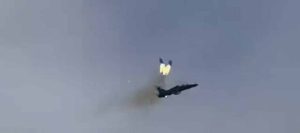 Avión de la Real Fuerza Aérea Británica se estrella tras despegar, los tripulantes lograron eyectarse