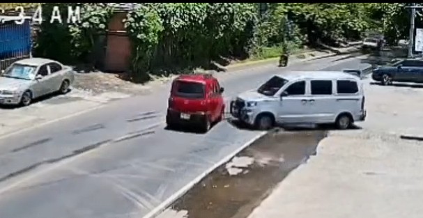 Este es el instante cuando vehículo tipo panel choca contra Qute provocando que vuelque