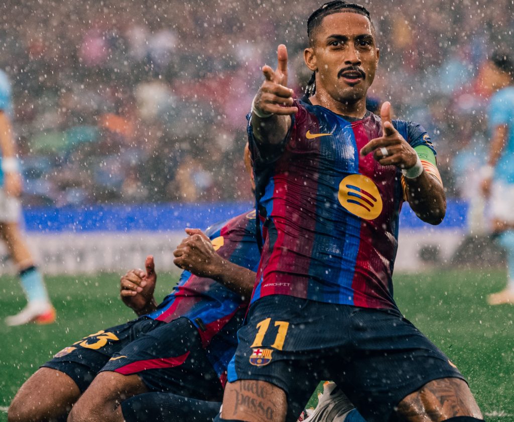 Raphinha iguala a Messi y otros referentes del Barcelona al marcar un gol al Feyenoord