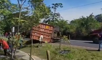 Rastra vuelca en la carretera de Oro y bloquea el tráfico de Soyapango hacia Apopa