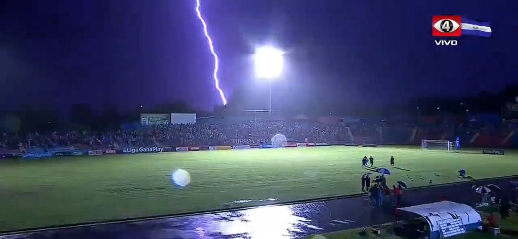Captan instante cuando rayo cae en el estadio Óscar Quiteño y se interrumpe la energía eléctrica