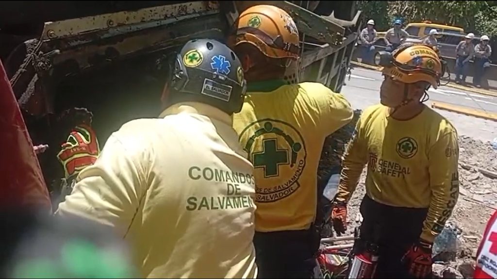 VIDEO: así fue la recuperación del cuerpo de motorista del camión que volcó en el bulevar Constitución