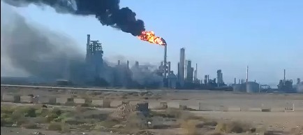 Hutíes atacan la refinería de petróleo YASREF en Yanbu, Arabia Saudita