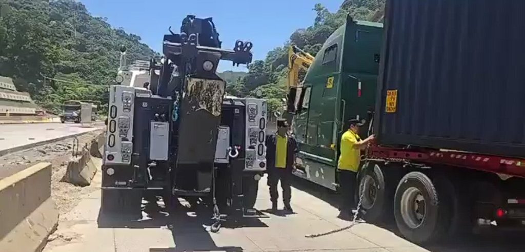 Retiran rastra varada en la carretera Los Chorros