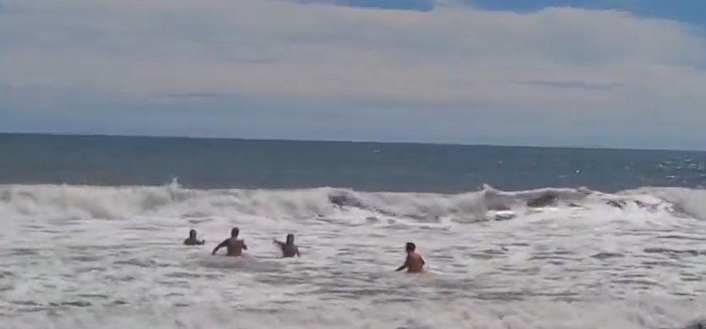 Este es el momento exacto cuando guardavidas evitan una doble tragedia en la playa El Zonte