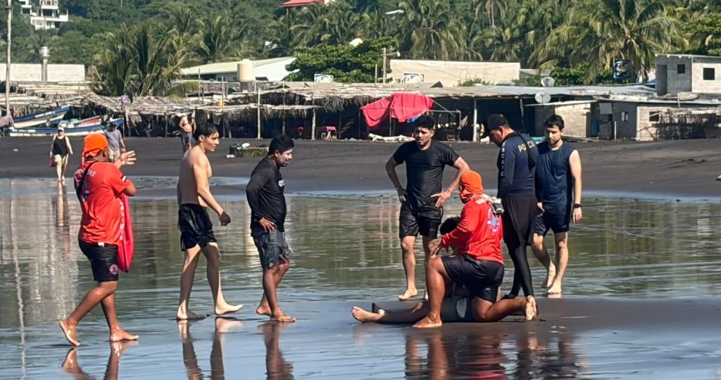 Guardavidas de Protección Civil rescatan a 3 personas en la playa San Blas