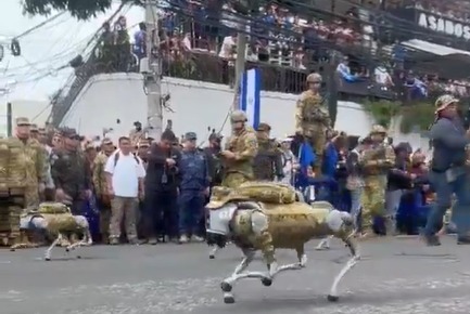Los robots de la Fuerza Armada atraen todas las miradas en el desfile cívico