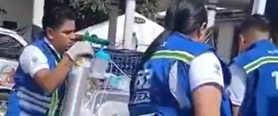 Socorristas salvadoreños trasladan a bebé desde Guatemala para que reciba atención médica