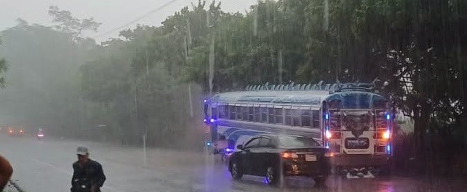 Se incendia bus conocido como “La Monjita” en la carretera Troncal del Norte