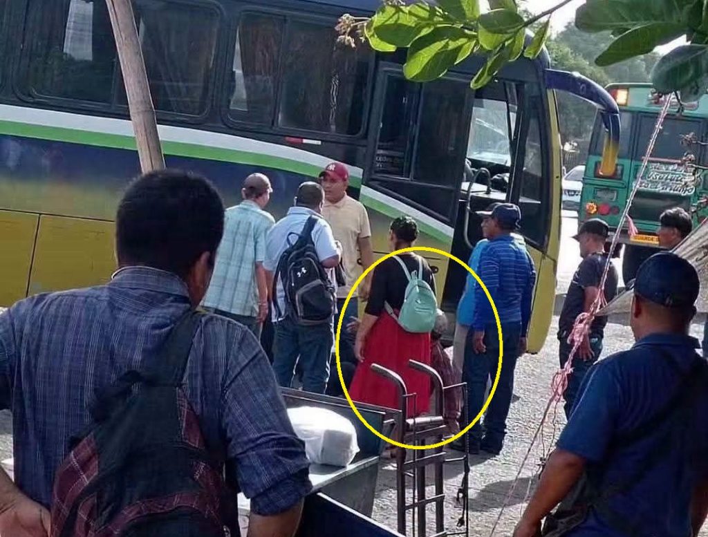 Señor sufre una contusión tras ser golpeado por un bus en Usulután