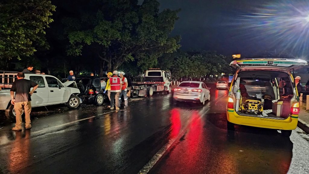 Una mujer resulta con lesiones en el cuello tras triple choque en Quezaltepeque 