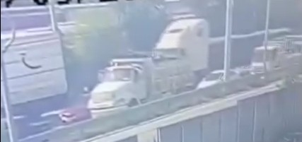 Captan momento exacto del fatal choque múltiple ocurrido cerca del redondel Constitución