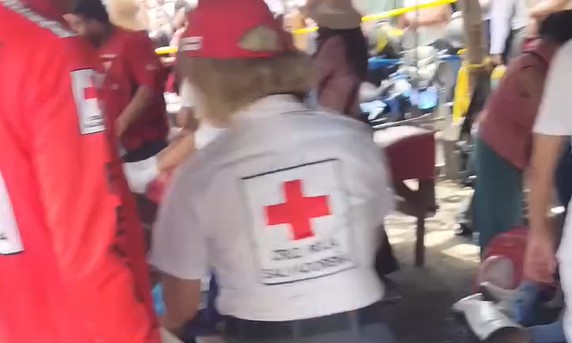Este es el momento cuando auxilian a varias cachiporristas descompensadas por el calor en Usulután