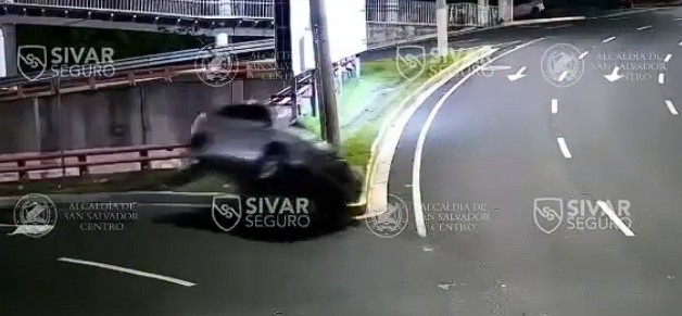 Captan instante cuando camioneta vuelca tras chocar contra la acera en el redondel Masferrer