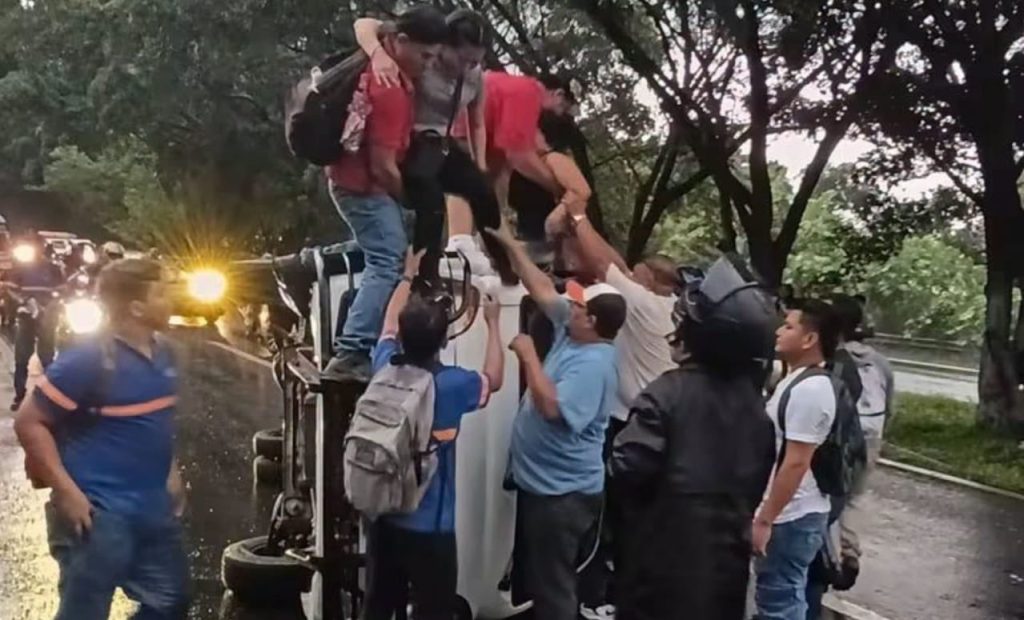 Camión lleno de pasajeros vuelca en La Loma, San Pedro Perulapán