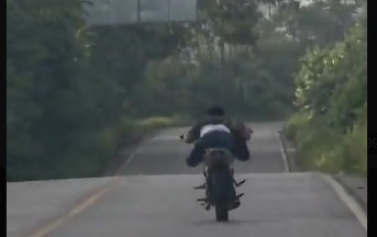 Arrestan biker guatemalteco “Vuela Bajito” tras accidentarse en Río Dulce, Livingston, Izabal