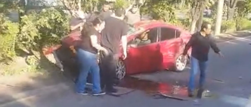 Conductor se sale de la vía y termina impactando con un árbol dejándolo gravemente lesionado