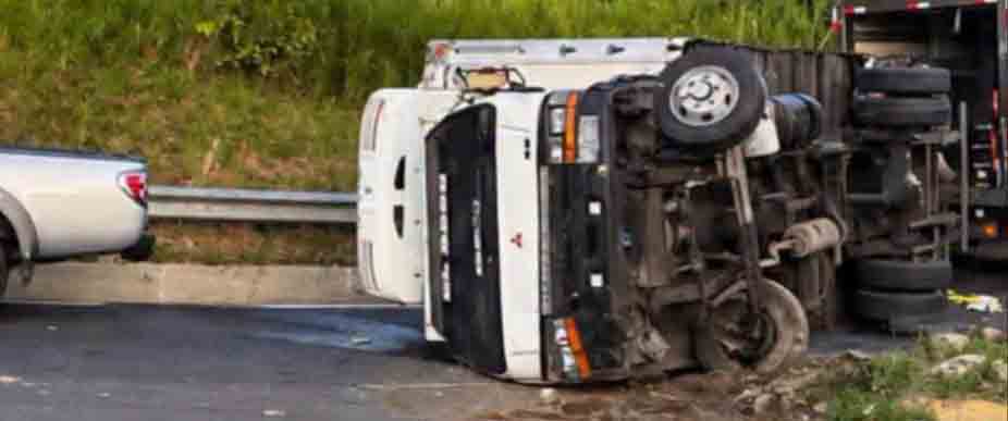 Camionero vuelca en San Vicente tras perder el control