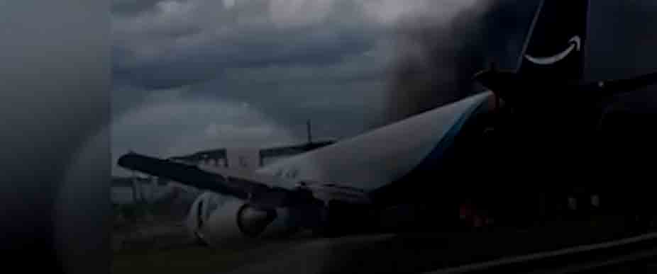 Así escapa un miembro de la tripulación del avión de Amazon tras el accidente en Miami