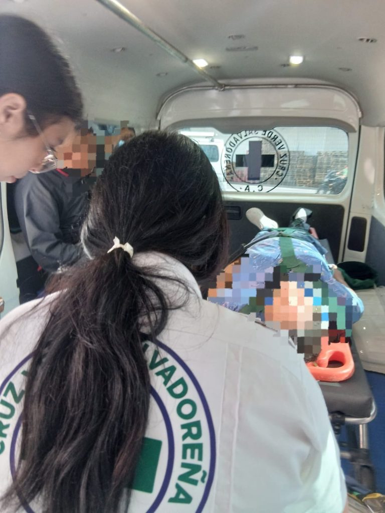Motociclista y su acompañante resultan lesionados por accidente de tránsito en Colón
