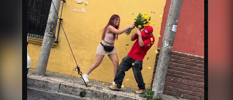 Hombre fue a entregar las flores amarillas y lo recibieron con golpes de amor