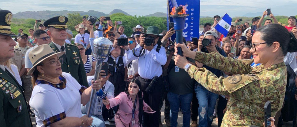 El Salvador entregó a Honduras la Antorcha Centroamericana por la Paz y la Libertad