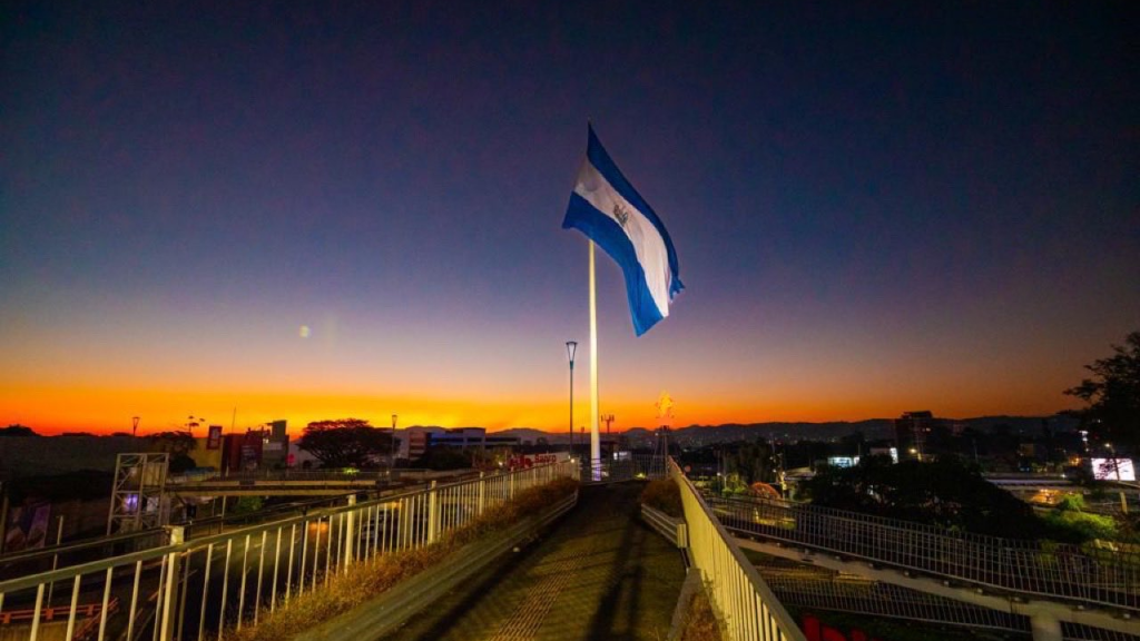 Monumental bandera de El Salvador ondea en lo más alto de la capital