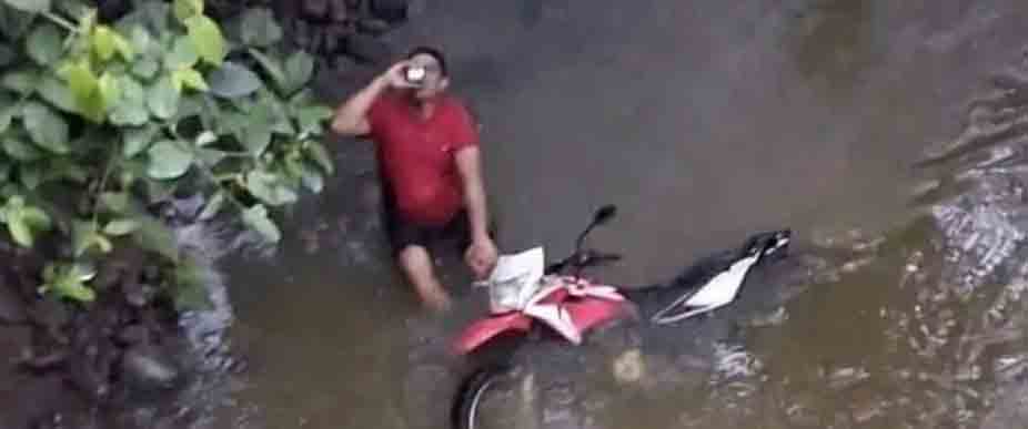 Biker «vuela» hasta caer a un río decide hecharse una bebida