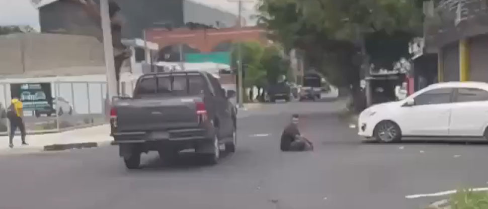 Denuncian a hombre que se sienta en la calle y frente a los conductores para pedir dinero