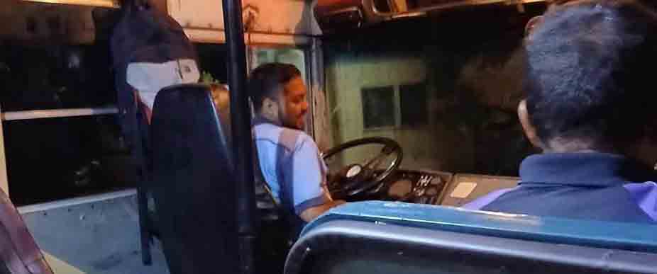 Ese es mi muchacho: busero extiende su ruta de viaje para acercar a pasajeros a su casas